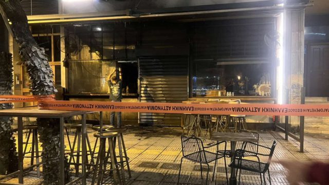 Θρίλερ στην Καλλιθέα: Εμπρηστική επίθεση με γκαζάκια σε καφετέρια της περιοχής