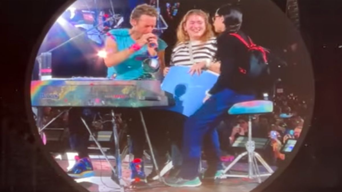 Νέο άβολο σκηνικό σε συναυλία των Coldplay: Ο Κρις Μάρτιν ανέβασε Ισραηλινές στη σκηνή – «Τις εξευτέλισες» του γράφουν