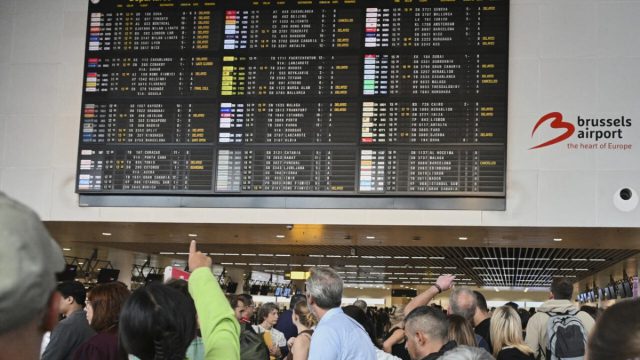 Σε κατάσταση ανάγκης τα ευρωπαϊκά αεροδρόμια μετά τις κυβερνοεπιθέσεις: Ακύρωση ακόμη και στο 50% των πτήσεων