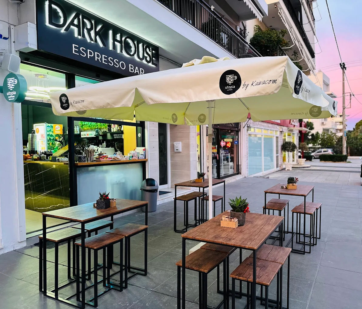 Καφέ Dark House Espresso Bar με εξωτερικό καθιστικό, τραπέζια και καρέκλες