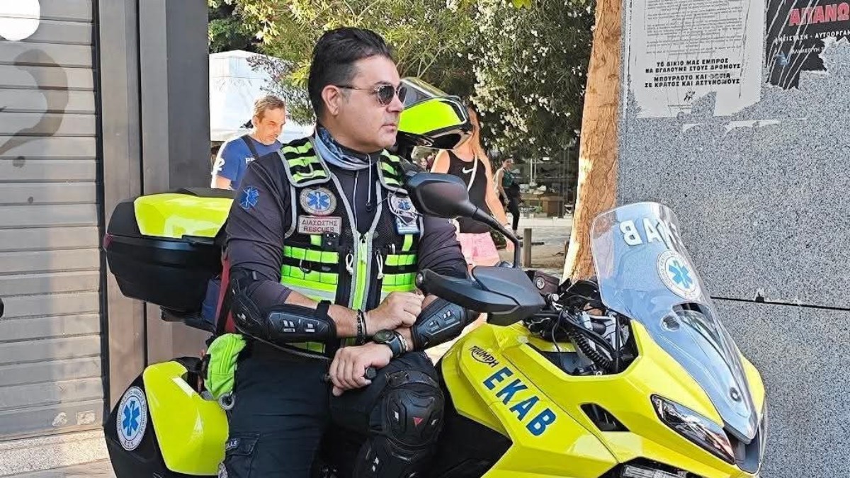 Τροχαίο στην Καλλιθέα: Χαροπαλεύει ο 47χρονος διασώστης του ΕΚΑΒ που χτυπήθηκε εν ώρα υπηρεσίας