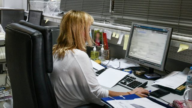 Αλλάζουν οι μισθοί στο Δημόσιο: Ποιοι θα πάρουν περισσότερα και με ποιο τρόπο