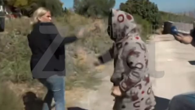 «Στο στόμα μου δε θα το ξαναβάλεις! Άκουσες;» – Κοπάνησε ρεπόρτερ με το μικρόφωνο η 62χρονη που έθαψε τη μητέρα της στη Βοιωτία