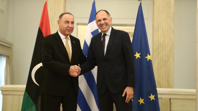 Ελλάδα – Λιβύη: Ξεκίνησαν ξανά οι συνομιλίες για τις θαλάσσιες ζώνες – Τι είπαν Αλ Μπαούρ, Γεραπετρίτης
