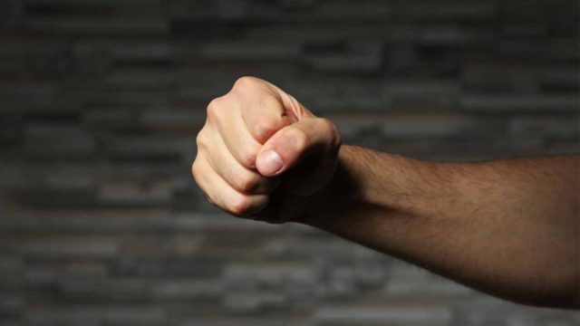 Σοκ στη Θεσσαλονίκη: Επιτέθηκε με σπασμένο γυαλί σε μάνα, πατέρα και αδελφό, γιατί κάλεσαν ιερέα για ευχέλαιο – «Είναι ανώμαλοι»