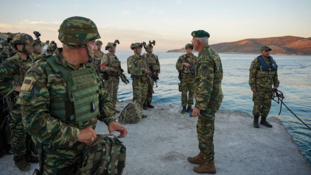 Σαρωτικές αλλαγές στις Ένοπλες Δυνάμεις: Αυξήσεις, απαλλαγές και γυναικεία στράτευση σε πρώτο πλάνο