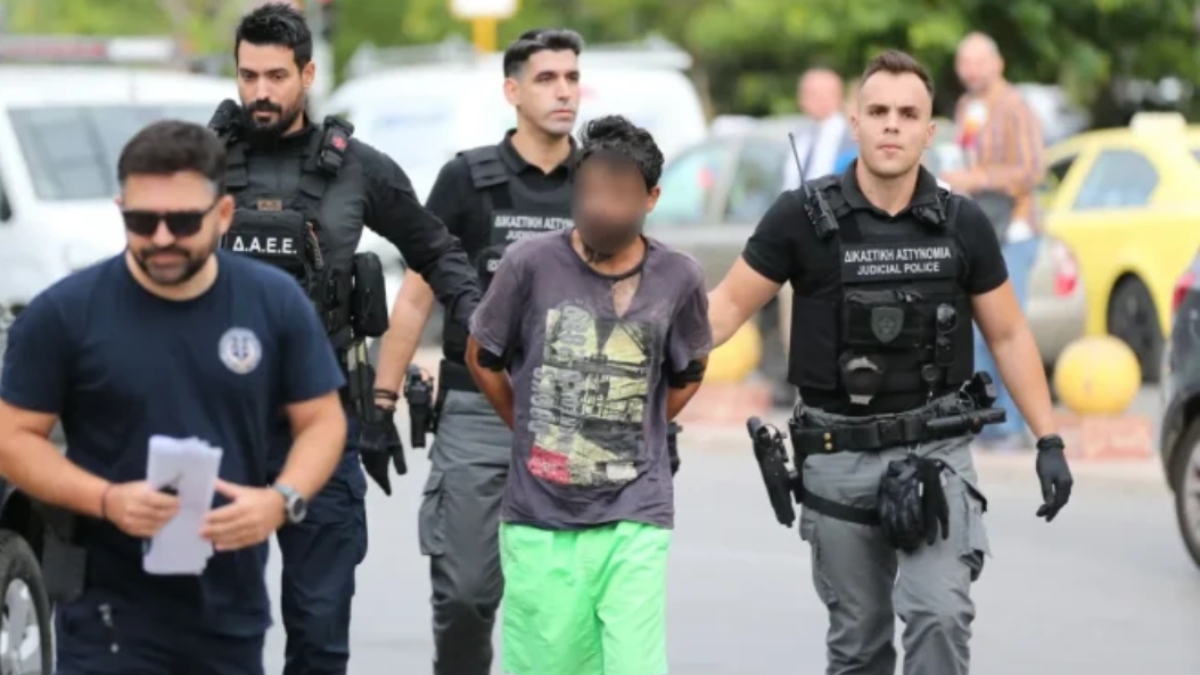 Στη φυλακή ο 32χρονος για τις επιθέσεις στο Αιγάλεω – «Έχω δεχθεί χτύπημα στο κεφάλι και δε λειτουργούσε το μυαλό μου»