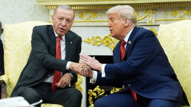 Κανείς δεν παίρνει αν δε δώσει: Το παζάρι Τραμπ – Ερντογάν με φόντο το ρωσικό πετρέλαιο και τα F-35