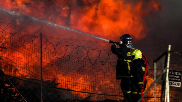 Πύρινος όλεθρος στο Μενίδι: Κάηκαν ολοσχερώς επιχείρηση ξυλείας και εργοστάσιο υποδημάτων