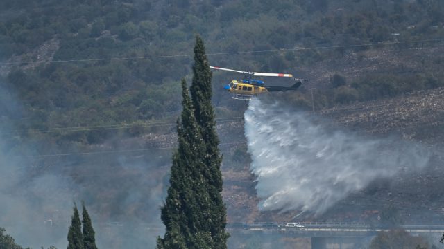 Φωτιά στην Ανατολική Μάνη – Στη μάχη της κατάσβεσης και εναέρια μέσα