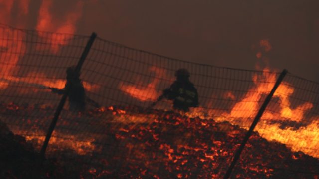 Καταστράφηκε εντελώς το εργοστάσιο στο Μενίδι από την φωτιά: Φως στα αίτια της πυρκαγιάς