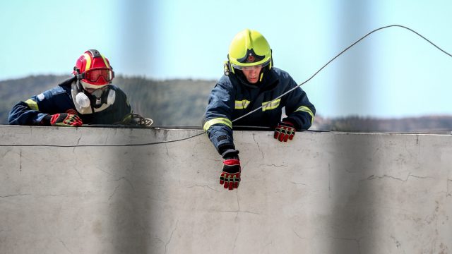 Φωτιά σε αποθηκευτικό χώρο στο Μενίδι – Σηκώθηκε ελικόπτερο