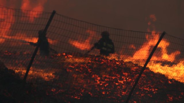 Μενίδι: Η φωτιά επεκτάθηκε σε εργοστάσιο υποδημάτων – Ολοσχερώς κατεστραμμένη η επιχείρηση ξυλείας