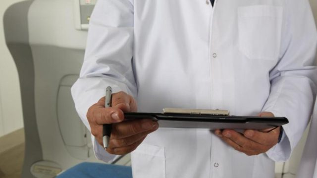 «Μου έδιναν χρήματα να γευματίσω στην υγεία τους»: Σε αναστολή ο γιατρός από το Ιπποκράτειο για το φακελάκι