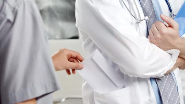 «Τα λεφτά είναι δικά μου» είπε ο γιατρός στους αστυνομικούς όταν τον έπιασαν με «φακελάκι» 5.000 ευρώ