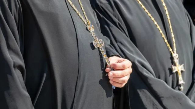 Το ανέκδοτο της ημέρας (12/10): Μπαίνει ένας παπάς σε κομμωτήριο πολυτελείας