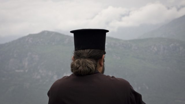 Κληρικός ήταν μεταξύ των μαφιόζων της Κρήτης: Εκβίαζε ιερωμένους για αξιώματα στην εκκλησία – Ποιοι εμπλέκονται