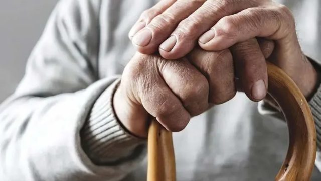 «Έχει θέμα ο παππούς, δεν είναι στα καλά του» – Τι λέει ο 18χρονος για τον 88χρονο που τον πυροβόλησε στον Τύρναβο