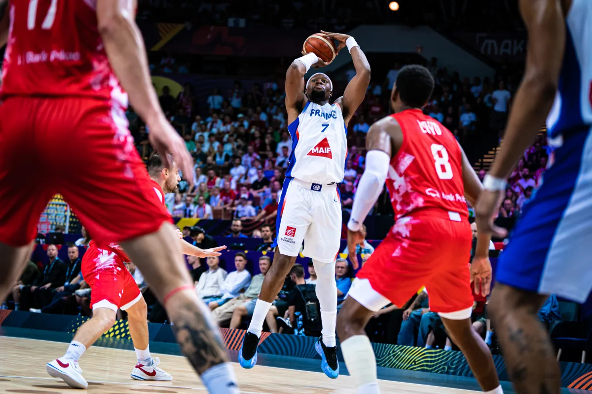 EuroBasket 2025: Ο Γιαμπουσέλε οδήγησε τους Γάλλους σε σπουδαία νίκη, τριπλή ισοβαθμία στην κορυφή του Group D