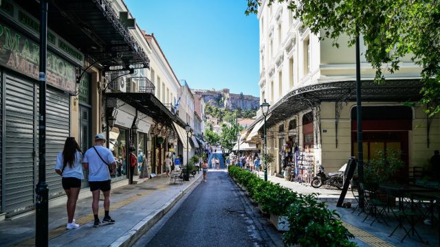 Καιρός σήμερα 19/09:  Μικρή πτώση της θερμοκρασίας, παραμένουν οι ισχυροί άνεμοι – Η πρόγνωση Αρνιακού και Ρήγου