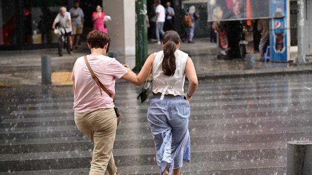 Καιρός σήμερα 5/9: Συνεχίζεται το… τροπικό σκηνικό με ζέστη και βροχές – Πόσο θα συνεχιστεί σύμφωνα με Αρναούτογλου και Μαρουσάκη