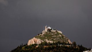 Καιρός σήμερα 17/09: Νεφώσεις, τοπικές βροχές και μικρή πιθανότητα καταιγίδων – Η πρόγνωση Αρνιακού και Αρναούτογλου