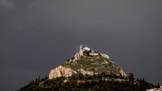 Καιρός σήμερα 17/09: Νεφώσεις, τοπικές βροχές και μικρή πιθανότητα καταιγίδων – Η πρόγνωση Αρνιακού και Αρναούτογλου