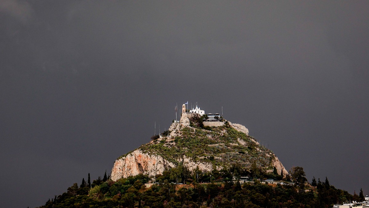 Καιρός σήμερα 17/09: Νεφώσεις, τοπικές βροχές και μικρή πιθανότητα καταιγίδων – Η πρόγνωση Αρνιακού και Αρναούτογλου