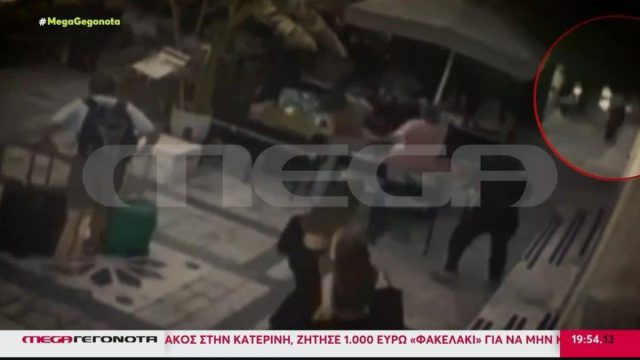 Σοκαριστικό βίντεο: Η στιγμή που δέντρο πέφτει στην πλατεία Αγίας Ειρήνης και τραυματίζει δύο άτομα