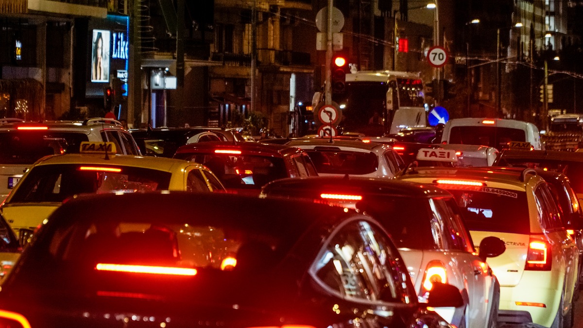 Μποτιλιάρισμα στη λεωφόρο Ποσειδώνος: Όχημα έπεσε από αυτοκινητάμαξα