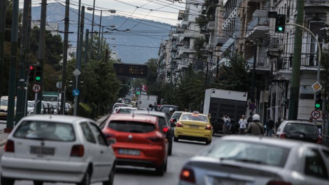 Κίνηση: Καραμπόλα 8 οχημάτων στη λεωφόρο Αλεξάνδρας – Μποτιλιάρισμα μεγάλων διαστάσεων
