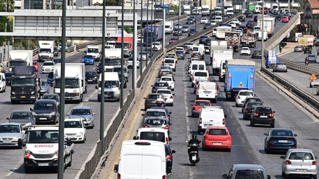 Κίνηση: Μποτιλιάρισμα σε Κηφισό, Αττική Οδό, Κηφισίας, Κατεχάκη, Αθηνών, κέντρο και λιμάνι Πειραιά