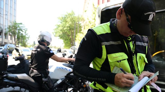 Σε ισχύ ο ανανεωμένος ΚΟΚ από σήμερα (13/09): Αυστηρότερα τα πρόστιμα – Αυξημένα μέτρα για κινητό και υπερβολική ταχύτητα