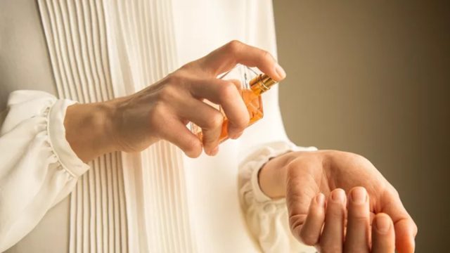Πώς να κάνετε τo άρωμά σας να διαρκεί περισσότερο: Όλα τα μυστικά για άρωμα που μένει!