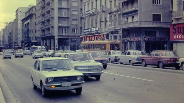 Κουίζ για την παλιά Αθήνα: Ποια γνωστή οδός κρύβεται πίσω από αυτή την φωτογραφία;