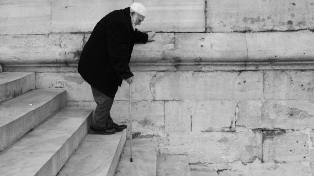 «Κουτσοί, στραβοί στον Άγιο Παντελεήμονα»: Τι σημαίνει η φράση και από πού προέρχεται