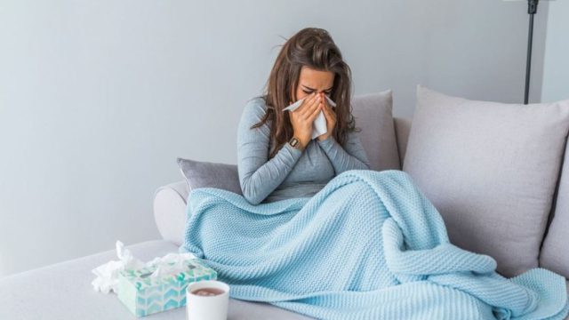Απότομη πτώση θερμοκρασίας και ιοί: Γιατί η μετάβαση του καιρού «χτυπάει» το ανοσοποιητικό μας