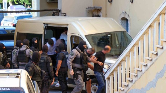 Μαφία της Κρήτης: Ελεύθερος με περιοριστικούς όρους ο αστυνομικός που συνέλαβαν