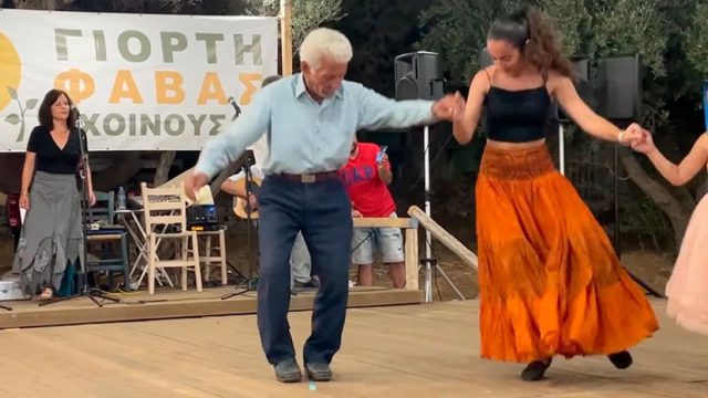 Πέθανε ο 92χρονος Γιώργος Κωβαίος που χόρευε με την εγγονή του σε τοπικές γιορτές της Σχοινούσας