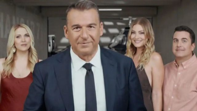 Διπλοθεσίτισσα δημοσιογράφος στη Βουλή και στον Λιάγκα – Τα σχόλια και η απάντηση