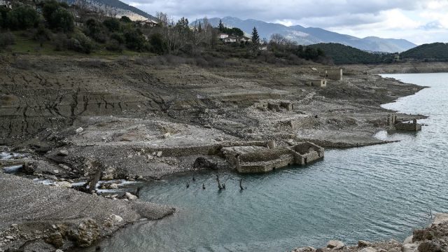 Στερεύει δραματικά η λίμνη Μόρνου: Έχει τη μικρότερη έκταση της τελευταίας δεκαετίας