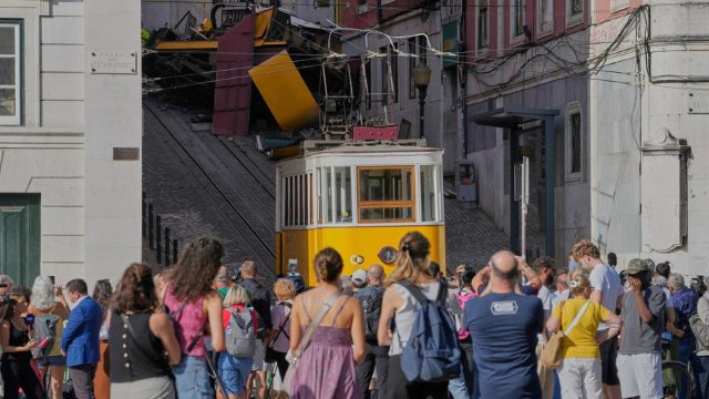 Λισαβόνα: Θαύμα μέσα στην τραγωδία – Ζωντανός ο πατέρας του 3χρονου που είχε δηλωθεί νεκρός στο δυστύχημα με το τελεφερίκ