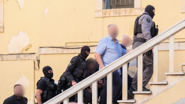 Μαφία της Κρήτης: «Δεν είναι η φωνή μου, είναι τεχνητή νοημοσύνη» λέει ο φερόμενος αρχηγός μέσα από τα κρατητήρια