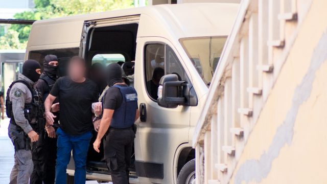 «Αν του λέω πήδα… πηδάει αυτός, να ξέρεις» – Νέοι διάλογοι των αδελφών για τις «ιερές μπίζνες» στα Χανιά