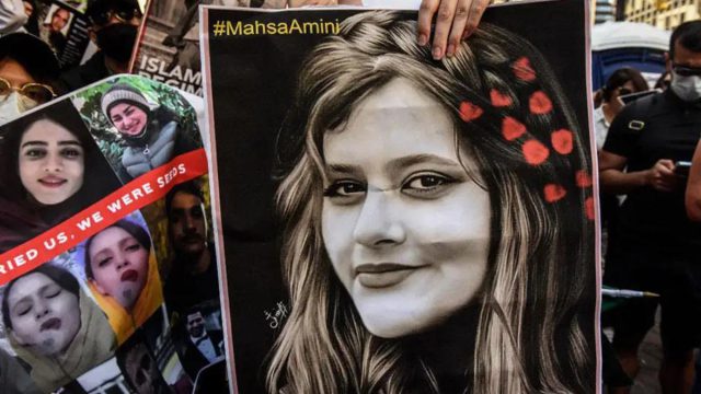 Τρία χρόνια από την δολοφονία της Μαχσά Αμινί: Ένας θάνατος που έγινε κραυγή ελευθερίας στο Ιράν