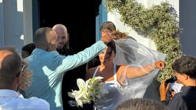 Παντρεύτηκε στην Τήνο η κόρη του Λαυρέντη Μαχαιρίτσα, συνοδεία των Γιάννη Ζουγανέλη και Διονύση Τσακνή