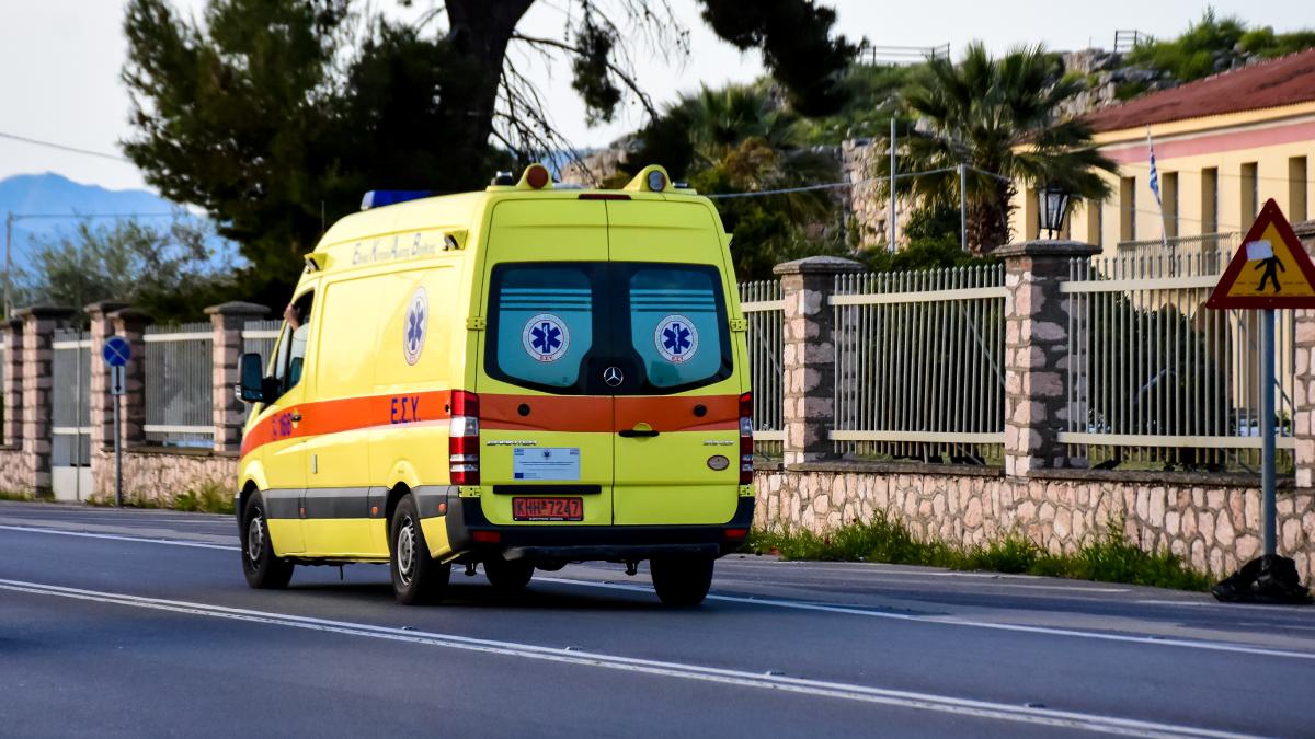 Σκηνές τρόμου στην Αθήνα: Μαχαιρώματα μεταξύ τοξικομανών μπροστά σε διασώστες του ΕΚΑΒ