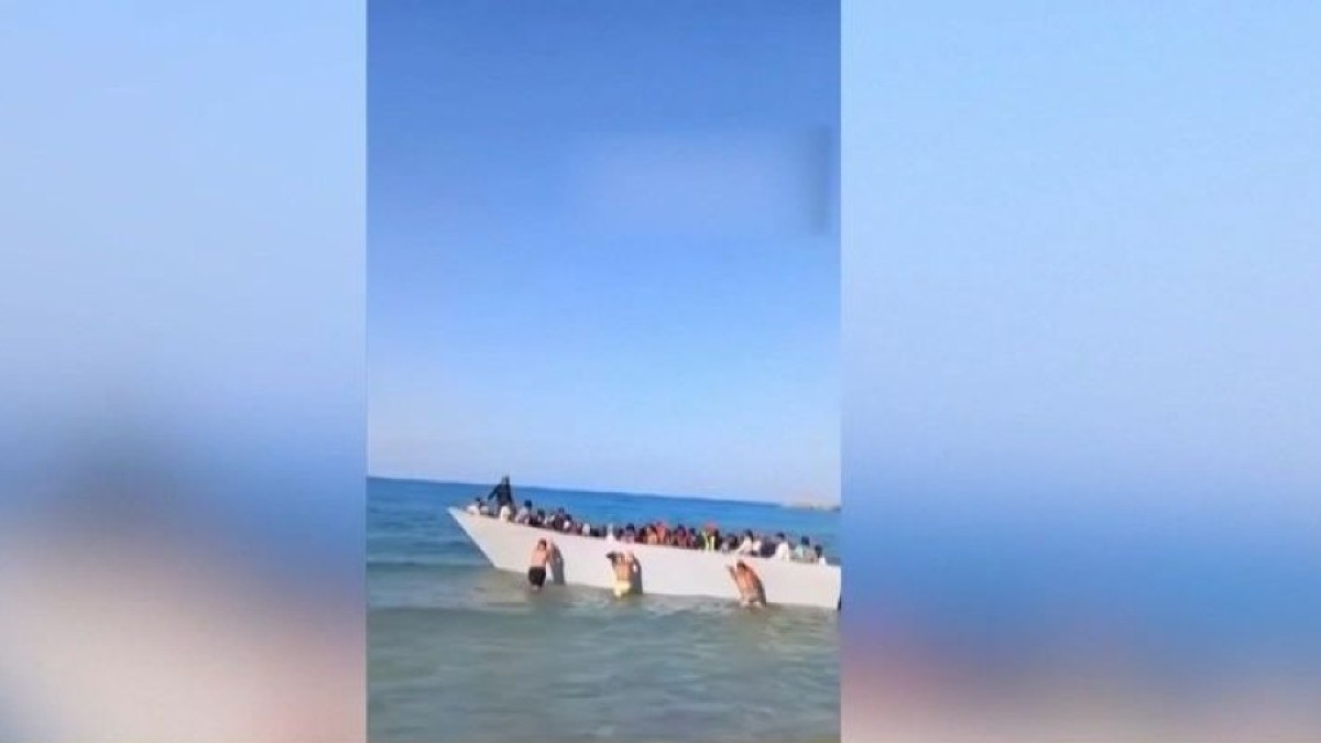 Σάλος στη Γαύδο: Λουόμενοι σπρώχνουν πίσω στη θάλασσα βάρκα με μετανάστες