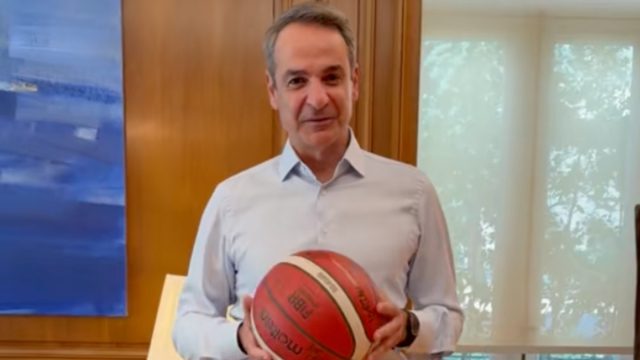 Μητσοτάκης: Με μπάλα και «Eye of the tiger» στο TikTok για την επιστροφή του Final 4 στην Αθήνα
