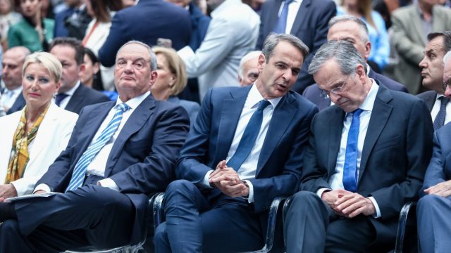 Ο Μητσοτάκης ψάχνει «σανίδα σωτηρίας» αλλά Σαμαράς και Καραμανλής δεν τη δίνουν: Οι κινήσεις των τριών πρωθυπουργών